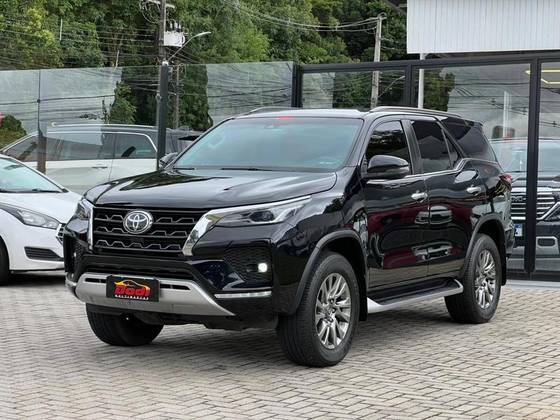 TOYOTA HILUX SW4 2.8 D-4D TURBO DIESEL SRX 7L 4X4 AUTOMÁTICO